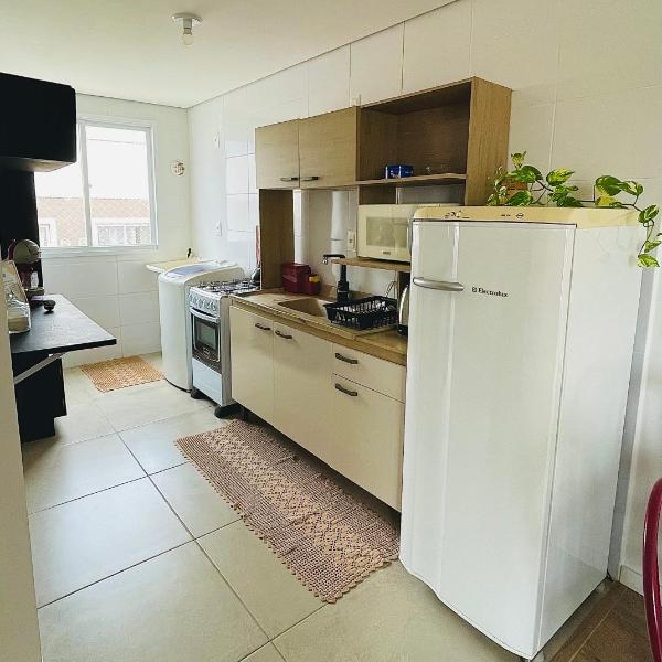 Ap de 2 quartos com AR, wifi e garagem - Bairro tranquilo - Foto 4