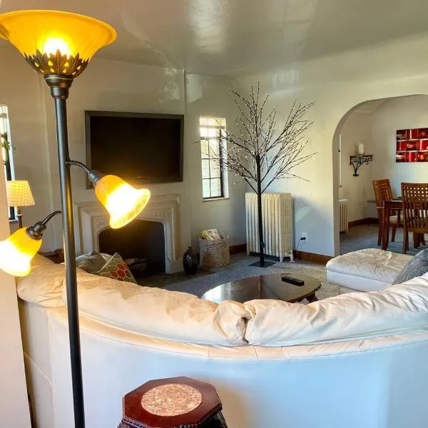 Contemporary and modern, furnished 2 BR apartments, filled with desirable amenities, hotel in Toledo