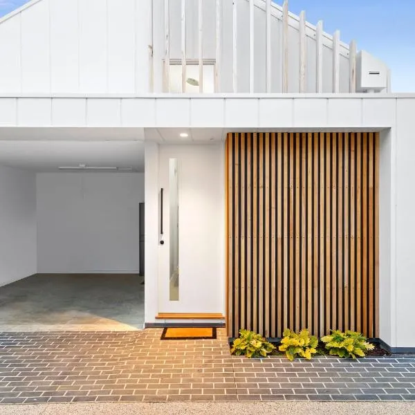 Mod House Ocean Grove- Walk to the shops, cafes, beach and park! Brand new luxury apartment in gated complex, hotel in Ocean Grove