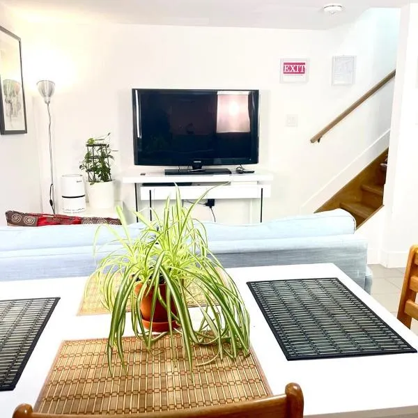 Excellent Private Suite in Bloor West Village, хотел в Торонто