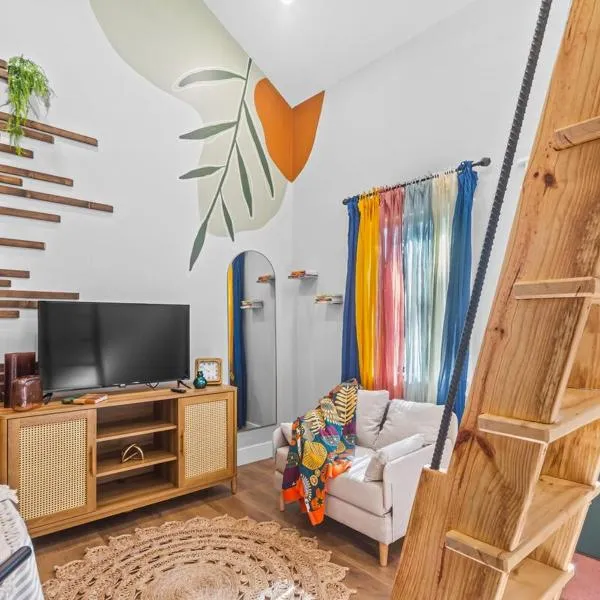 Secluded Tiny Home in Exclusive Paris Mountain!, hotel v destinaci Greenville