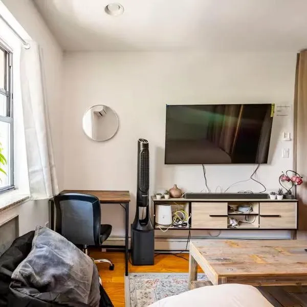 BEST LOCATION IN QUEENS, Everything is near by, PRIVATE ROOM, LaGuardia Airport 10min, khách sạn ở Queens