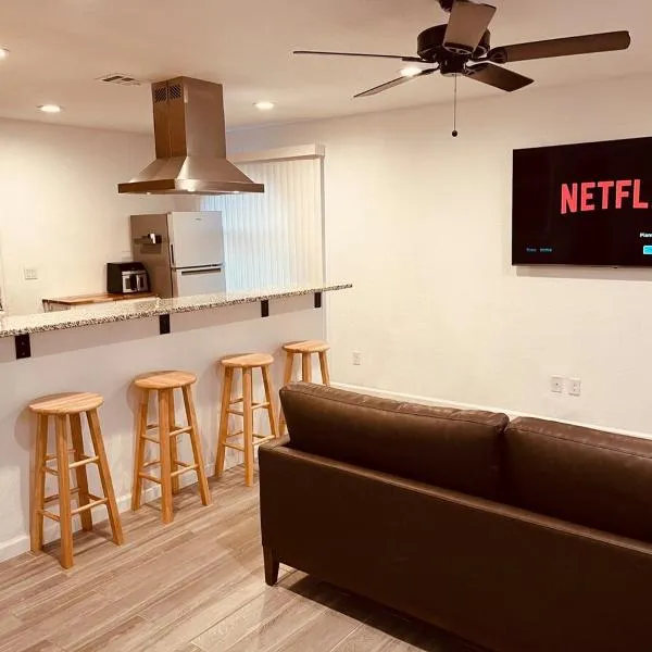 Kingman Gold 2BR Retreat at the Heart of Rt 66, hotel in Kingman