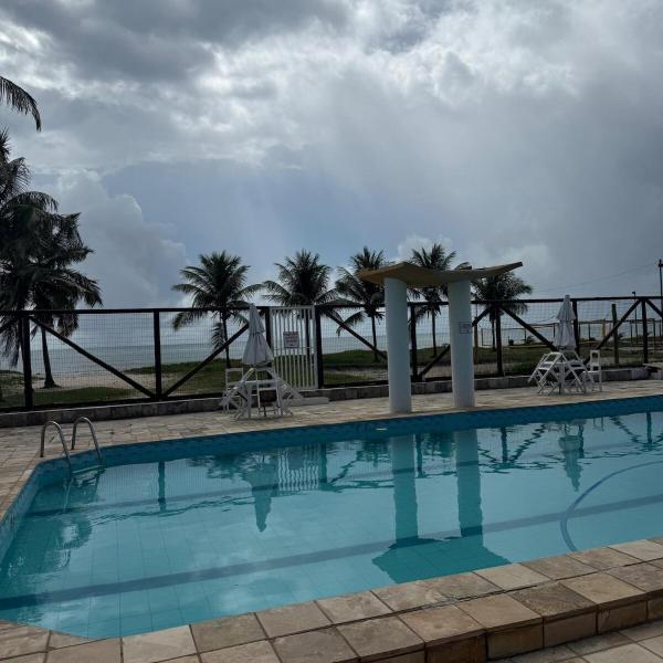 Apartamento pé na areia com piscinas em Guaibim