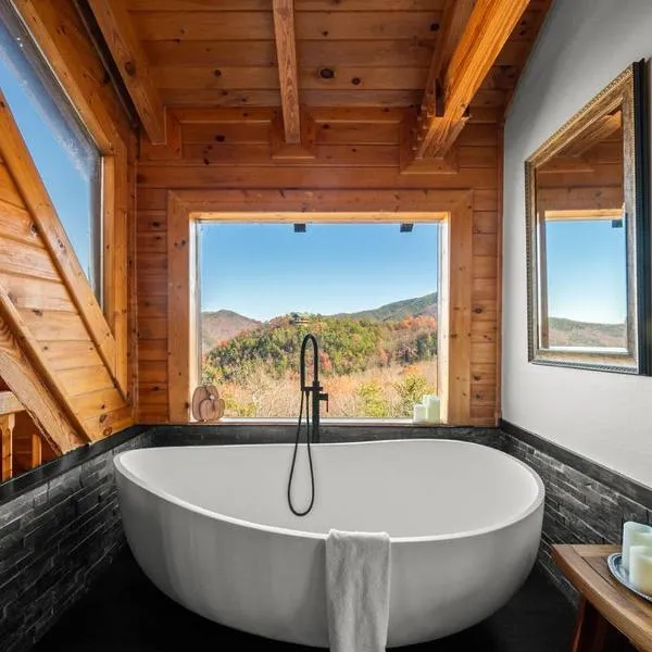 Smokies Haven Secluded Wood Fireplace View Hot Tub Early Checkin, hotel din Sevierville