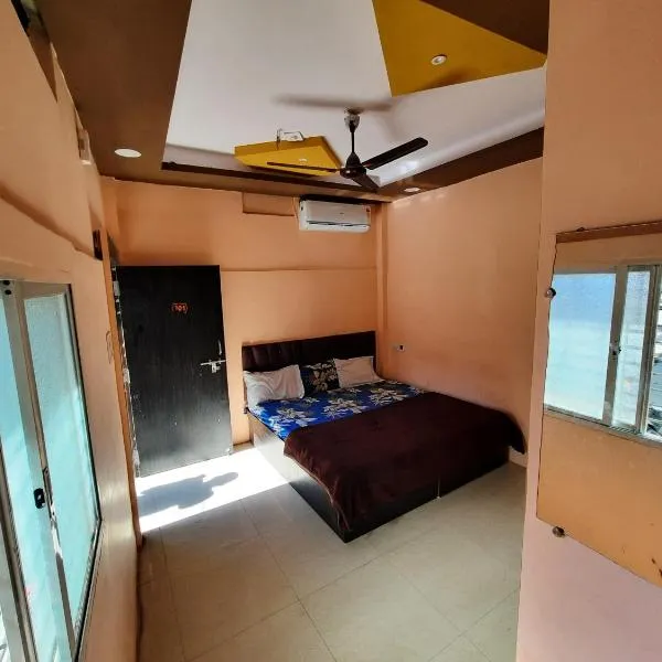Mrityunjay Yatri Niwas Full Air Conditioning Near Mahakaleshwar Jyotirlinga Temple and Ujjain Junction Railway Station, hotel v destinácii Ujjain