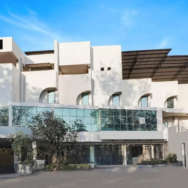Palette Country Club Surat, hotel v destinaci Bhatha
