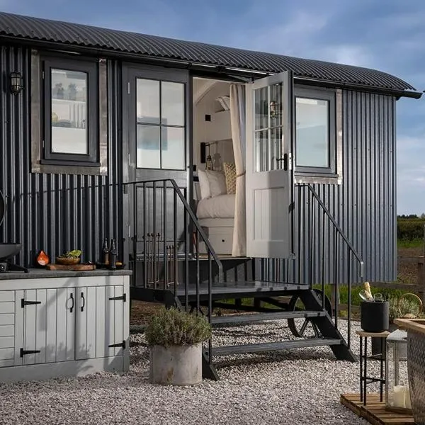 Luxury Shepherd hut with hot tub, hotel v destinaci Alcester