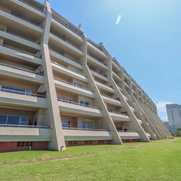 205 Lescalier Cabanas - Modern Beach front apartment, hotel in Amanzimtoti