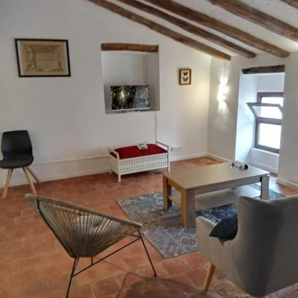 Spacious attic apartment, hotel in Perelló