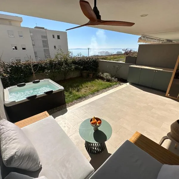 Žnjan beachfront luxury beautiful new apartment with garden jacuzzi and sauna, hotel ve Splitu