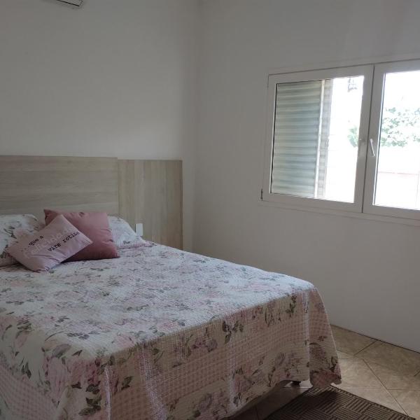 Linda casa com 2 quartos , centralizada com wi-fi e ar condicionado - Foto 2