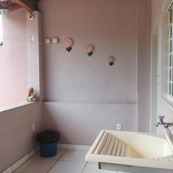 Linda casa com 2 quartos , centralizada com wi-fi e ar condicionado - Foto 3