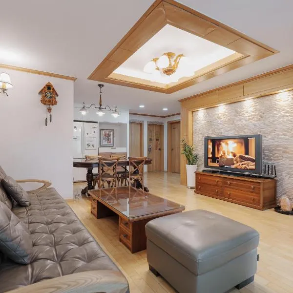 Comfortable home 10 min from Hongik University, 5min from Gajwa station with baby products, 4 Bedrooms 8 people, hotel u gradu Seul