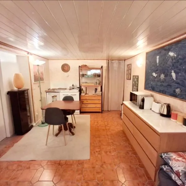 Private 1 bedroom flat with Garden Access in Le Pecq, hotel v destinaci Le Pecq