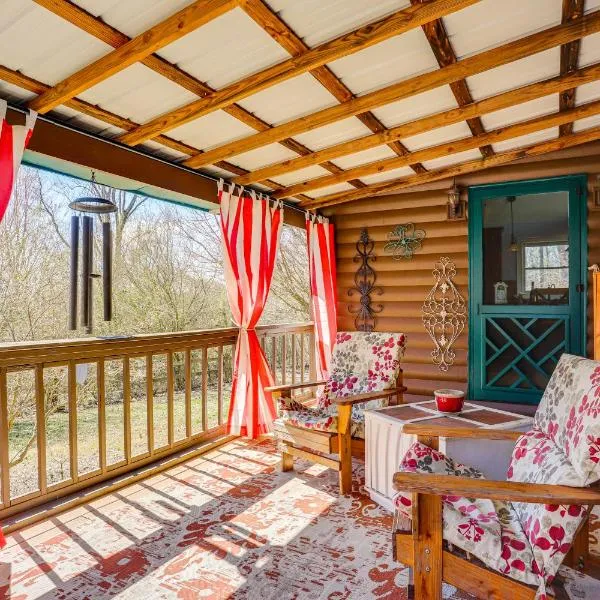 Large Deck: Luxe 6-Acre Retreat in Dahlonega!, hotel in Dahlonega