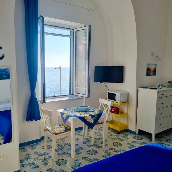 Atrani Mare Fuori appartamento sul mare، فندق في أتراني