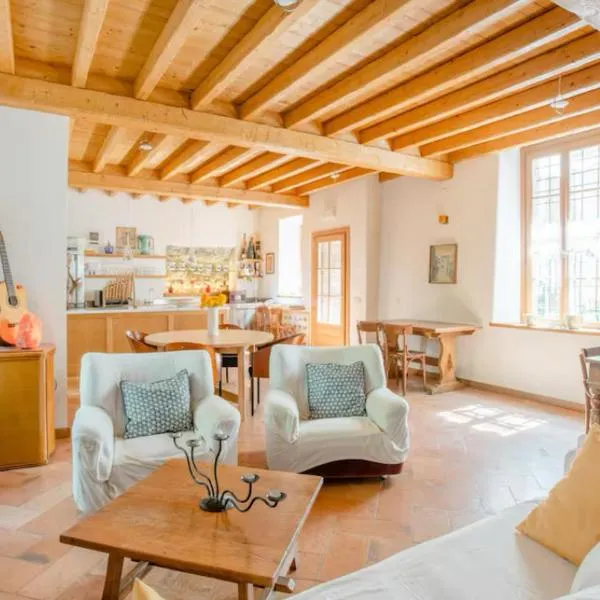 Alla Torre del Barbarossa B&B FORESTERIA、マンデッロ・デル・ラーリオのホテル