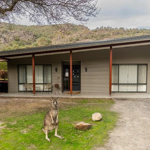 Cheeky Emu Spacious Family Accommodation Halls Gap, hotel in Halls Gap