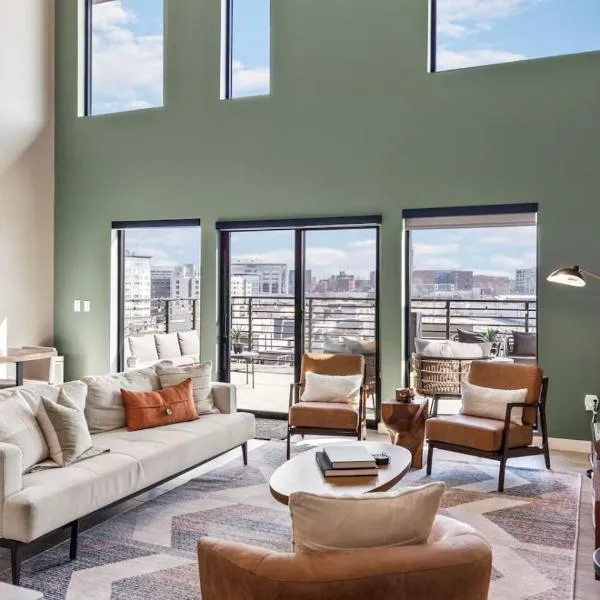 Penthouse Luxury with Pool Patio and City View plus Walk to Broadway, hotel in Nashville