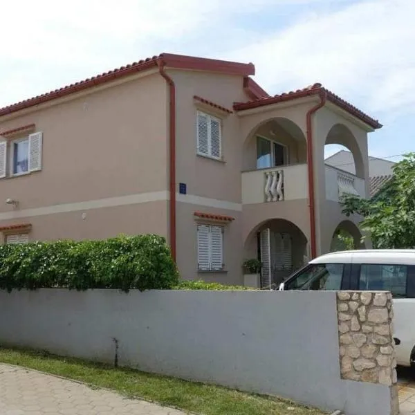 Apartments with parking space Privlaka, Zadar - 24002, hotel u gradu Privlaka