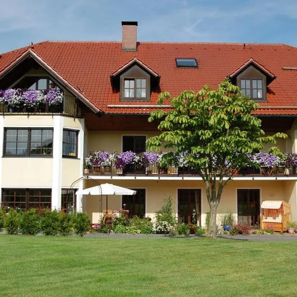 Gästehaus Am Sonnenhang, hotel v destinaci Erbendorf