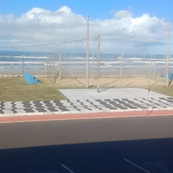 Pé na Areia Beira Mar Tramandaí - Foto 2