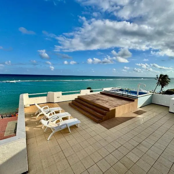 Cobertura Duplex com PISCINA PRIVATIVA de frente para o MAR 5 quartos até 12 pessoas, hotel in Barra de São Miguel