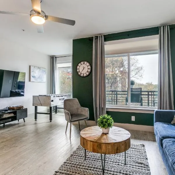 Modern Cozy Condo facing Riverwalk w King Suite, hotel in San Antonio