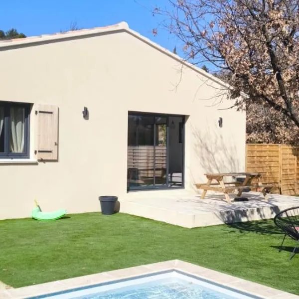 Villa familiale Luberon 3ch calme jardin parking، فندق في سينيو