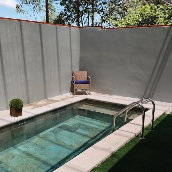 Exclusive Arenal Hideaway a House with a Private Pool in the backyard, hotel v destinaci Fortuna