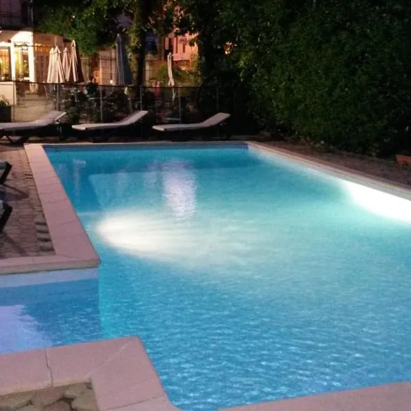 Hôtel Au Pavillon du Frêne, hotel v destinaci Lacaune