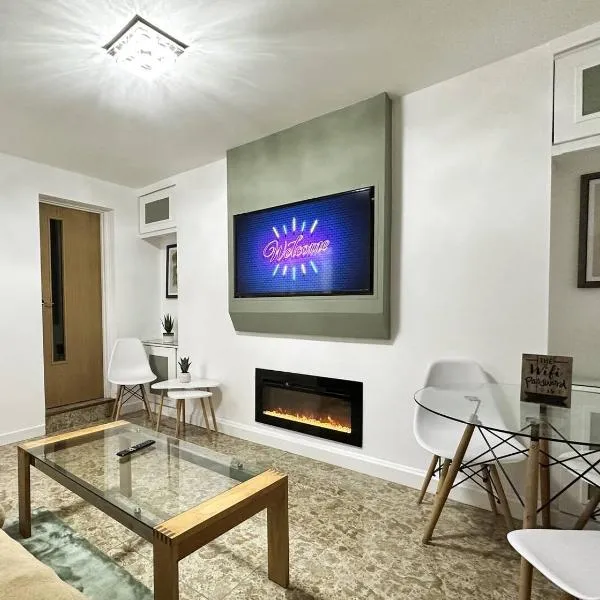 Fabulous Fiery Flat W Body Shower - Tylorstown, hotel in Llwyn-y-pia