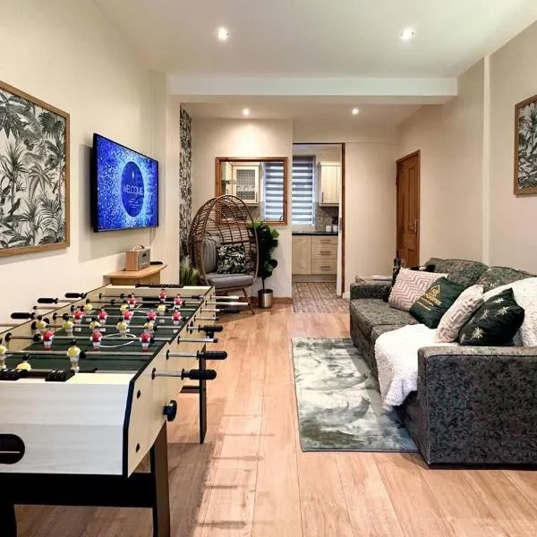 Joyful Jungle Jewel Wbalcony & Foozeball-ferndale, hotel in Llanwonno