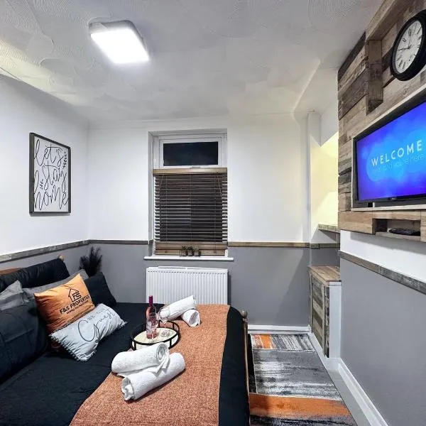 Rustic Rhondda Retreat W Hot Tub & Sauna - Ystrad, hotel in Llwyn-y-pia