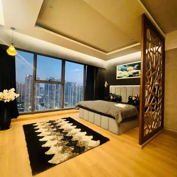 Black themed Suite with Panoramic Glass wall, hotel in Ghaziabad