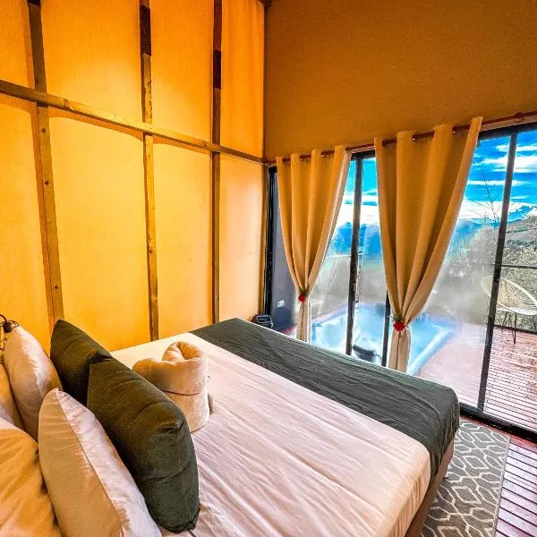 Cabañas para parejas cerca a Medellín - LUUM By Roots Rentals, hotel v destinaci Marinilla