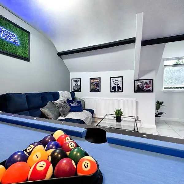 Sleek Skyward Serenity 2bed W Pool Table - Ystrad, hotel in Llwyn-y-pia