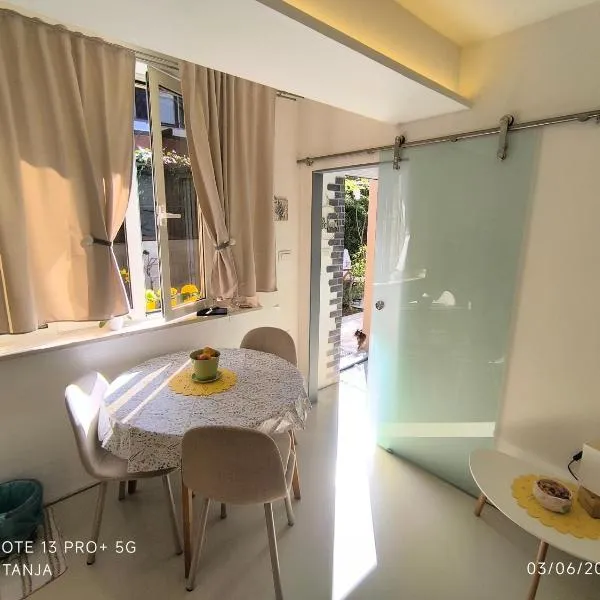 Apartma REA Izola, pergola & terassa, parking, Hotel in Izola