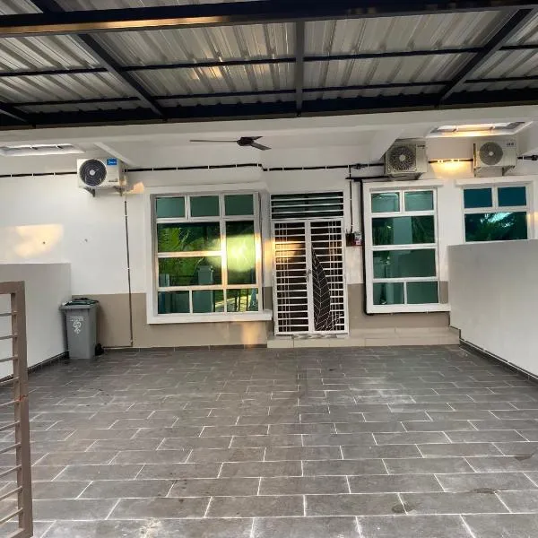 Roza Homestay, hotel in Kampong Parit Gantong