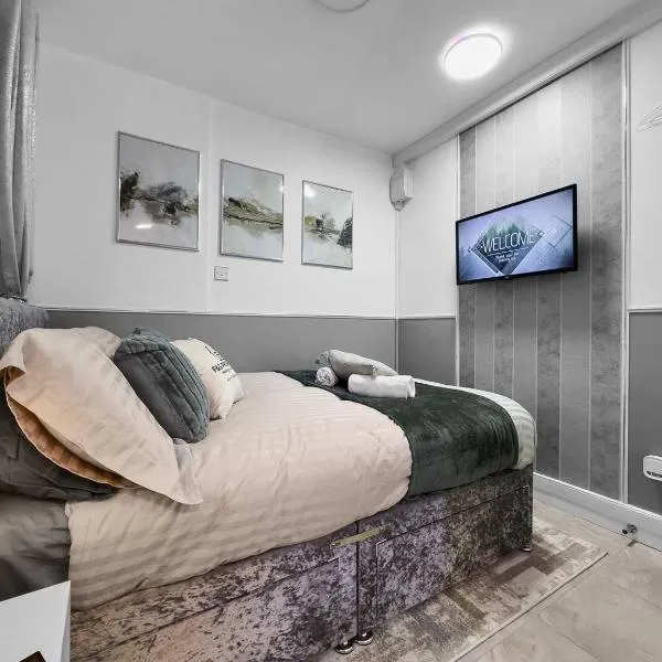 Small Studio Suite Contractor Compact Comfort, hotel in Maerdy