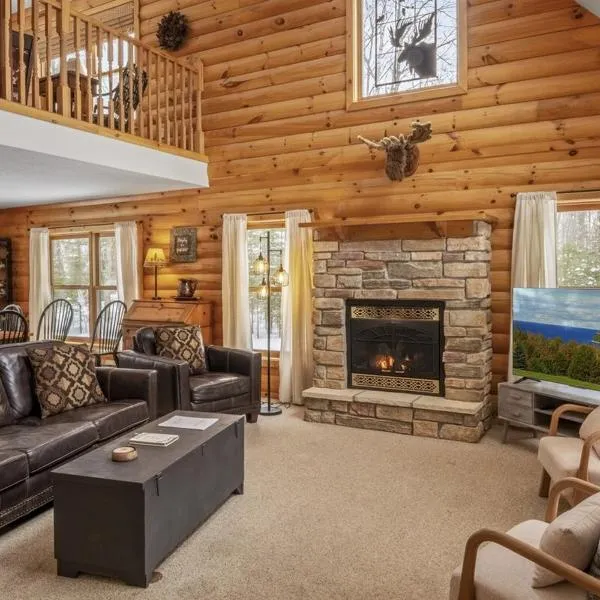 Sleepy Moose - New! Log Cabin in Sister Bay, Dogs and Near Beach, hotel in Sister Bay