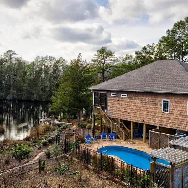 Heated Private Pool, Pond Views, Fishing, Mins to Carolina Beach, hotel in Wilmington