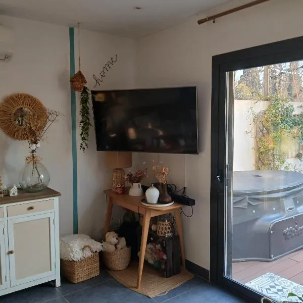 Maison climatisée avec jaccuzi, hotel in Eyguières