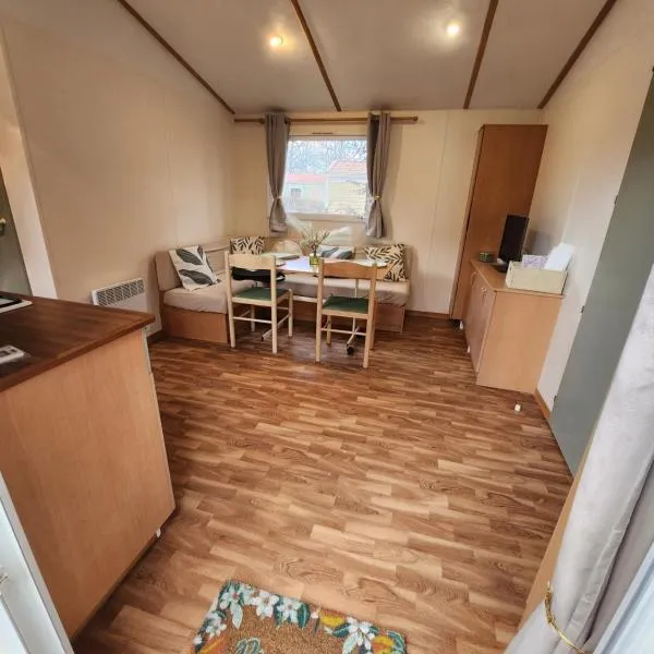 Mobilhome les pieds dans l eau avec piscine, hotel a Saint-Gérons