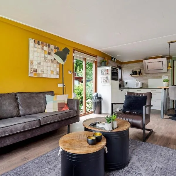 Luxe chalet met jacuzzi en sauna、Ermのホテル