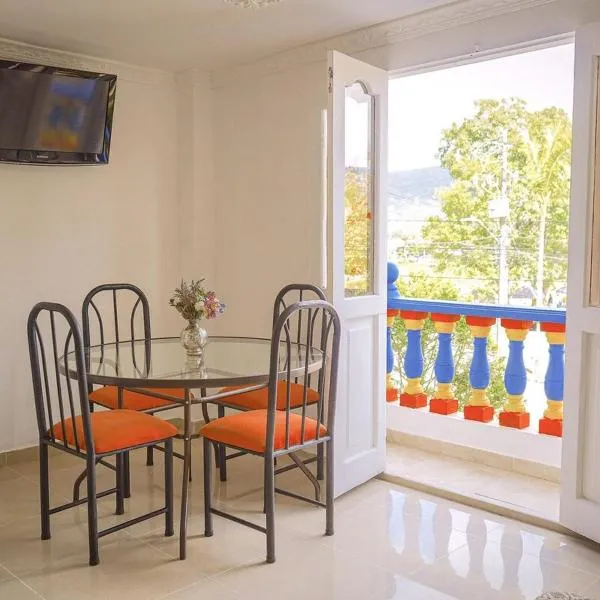 Comodo apartamento 2-2 - Parqueo cubierto para 1 carro - En el corazón de Guatape, hotel in Guatapé