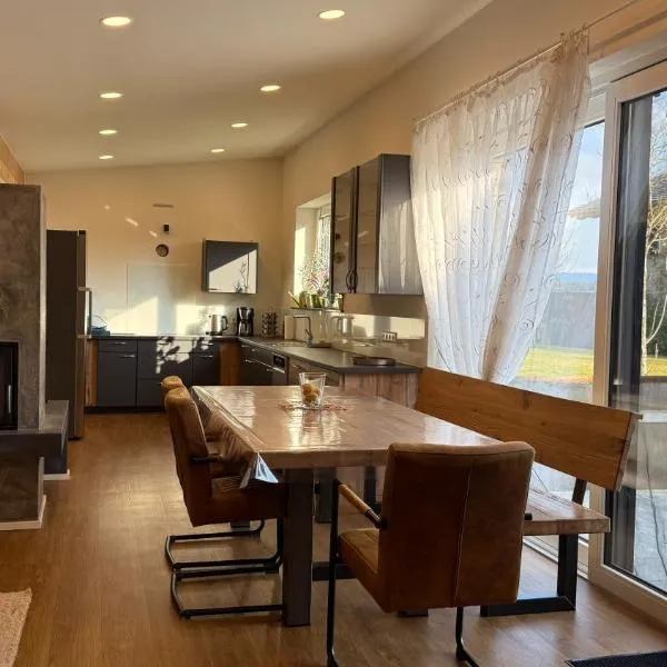 Ferienwohnung Weitblick Wangen im Allgäu - Zwei Schlafzimmer - Terrasse - Kamin, hotel in Wangen im Allgäu