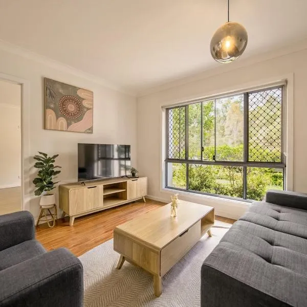 Coomera Gem Duplex 2- Cute & Cosy Home Close to Theme Park, hotel in Gold Coast