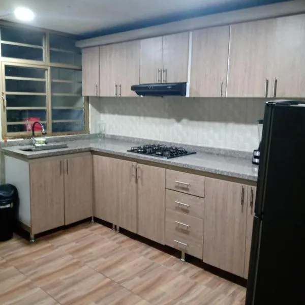 Habitación baño privado, hótel í Armenia